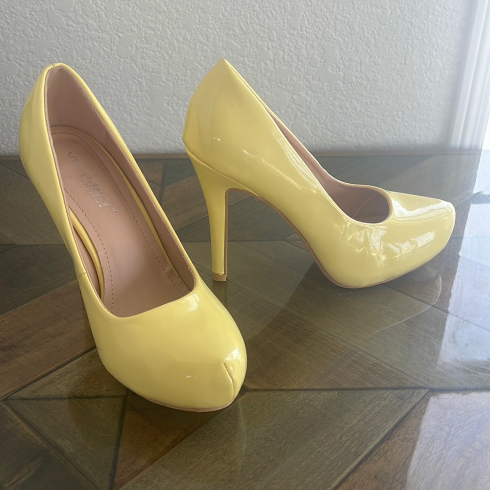 Light Yellow Heels size 7